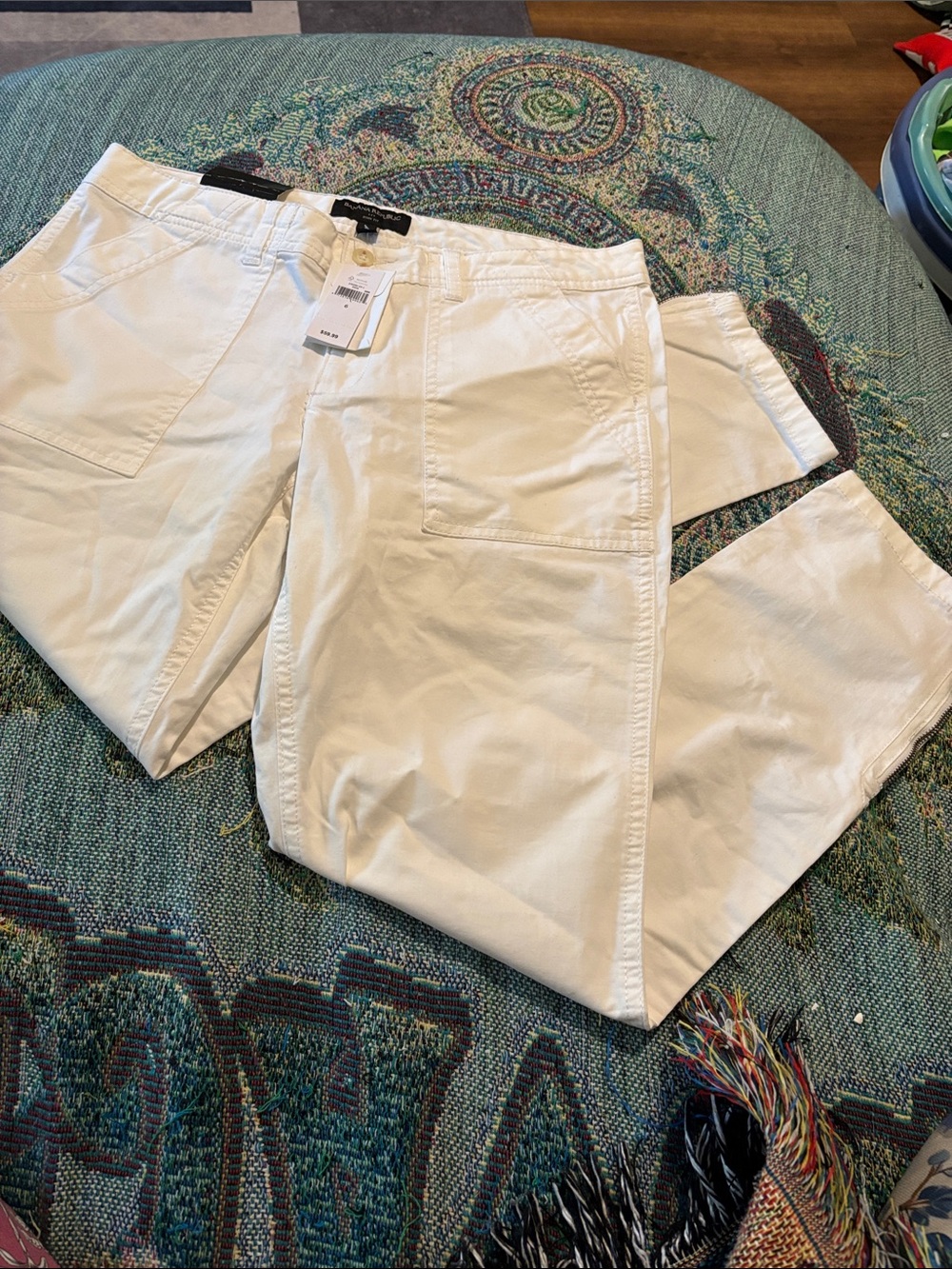 Banana Republic White women’s Cotton Chinos. NWT 6